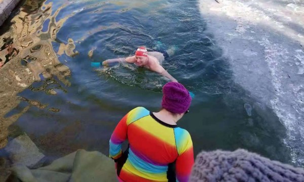 042 Eisschwimmen